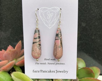 Aretes colgantes de rodonita natural tallados en rosa y negro en plata esterlina ~Hechos a mano