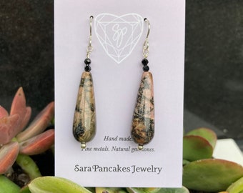 Pendientes colgantes de plata de ley con rodonita y espinela negra hechos a mano