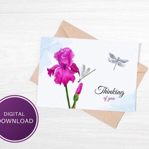 Puede incluir: Una descarga digital de una tarjeta de felicitación con una ilustración de acuarela de un iris rosa con una libélula. El texto "Thinking of you" está escrito en cursiva negra.