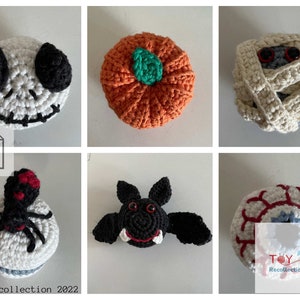 Op de afbeelding: Zes gehaakte Halloween-versieringen, waaronder een pompoen, een mummie, een spin, een vleermuis, een Jack Skellington-personage en een griezelig oog. De versieringen zijn allemaal wit met verschillende gekleurde details.