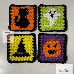 Könnte beinhalten: Vier gehäkelte Halloween-Quadrate. Die Quadrate zeigen eine schwarze Katze, ein weißes Gespenst, einen Hexenhut und einen Kürbis. Die Quadrate sind alle mit verschiedenen Garnfarben hergestellt.