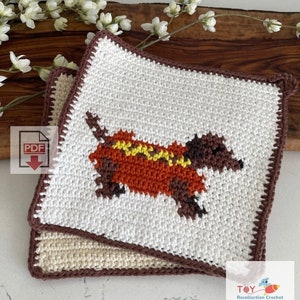 Peut inclure: Deux dessous-de-plat en crochet représentant un teckel brun et orange avec un motif de moutarde jaune. Les dessous-de-plat sont blancs avec une bordure brune. Le texte "Toy Recollection Crochet" est visible dans le coin inférieur droit de l'image.