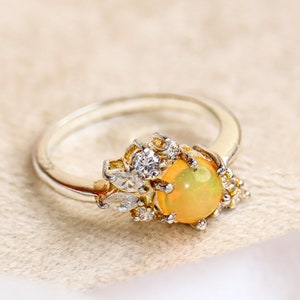 Anillo de mujer de ópalo amarillo natural, anillo de plata de ley 925, anillo de piedra de forma ovalada, piedra preciosa natural, anillo llamativo, anillo floral para mujer.