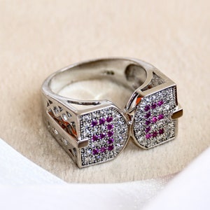 Anillo de mujer con corte de diamante y moissanita blanca, diseño de letras con detalles en rubí, anillo de plata de ley 925 para mujer, regalo para esposa, anillo bohemio para mujer