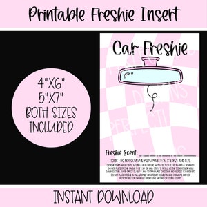 Può includere: Un design di inserto per auto profumata stampabile rosa e bianco. Il design include una grafica dello specchietto retrovisore dell'auto, il testo "Car Freshie" e le dimensioni 10 cm x 15 cm e 13 cm x 18 cm. È presente anche il testo "BOTH SIZES INCLUDED". Sono incluse anche le parole "Printable Freshie Insert" e "Instant Download".