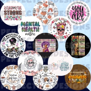 Pu&ograve; includere: Un set di 10 adesivi rotondi con citazioni e design ispiratori. Gli adesivi presentano una variet&agrave; di colori, tra cui rosa, blu, verde e giallo. Le citazioni includono "You Are...", "Mental Health Matters", "I Am Enough", "She Whispered Back I Am The Storm", "Positive Self-Love", "Zen AF Daily Reminders", "By Being Yourself You Put Something Wonderful in the World That Was Not There Before", "It's Okay", "She Is Wild and Free", e "Beautiful, Victorious, Strong, Amazing".