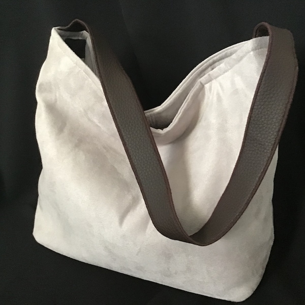 Sac à main « hobo » en tissu velouté beige clair porté main ou épaule, sac cabas, sac fourre-tout, cadeau femme, noël, anniversaire.