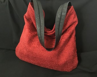 Grand sac à main « hobo » rouge profond en velours