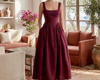 Peut inclure: Une robe mi-longue bordeaux profond dotée d'une encolure carrée, de larges bretelles et d'un corsage ajusté qui se prolonge par une jupe ample et plissée. Le vêtement comporte des poches latérales et est confectionné dans un tissu texturé.