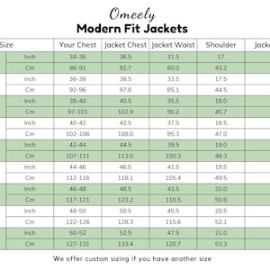 Op de afbeelding: Een maattabel voor Omeely Modern Fit jassen met kolommen voor maat, borstomvang, tailleomvang, schouderbreedte en lengte in inches en centimeters voor de maten 34 XS tot 50 5XL, inclusief een opmerking over de mogelijkheid tot maatwerk.