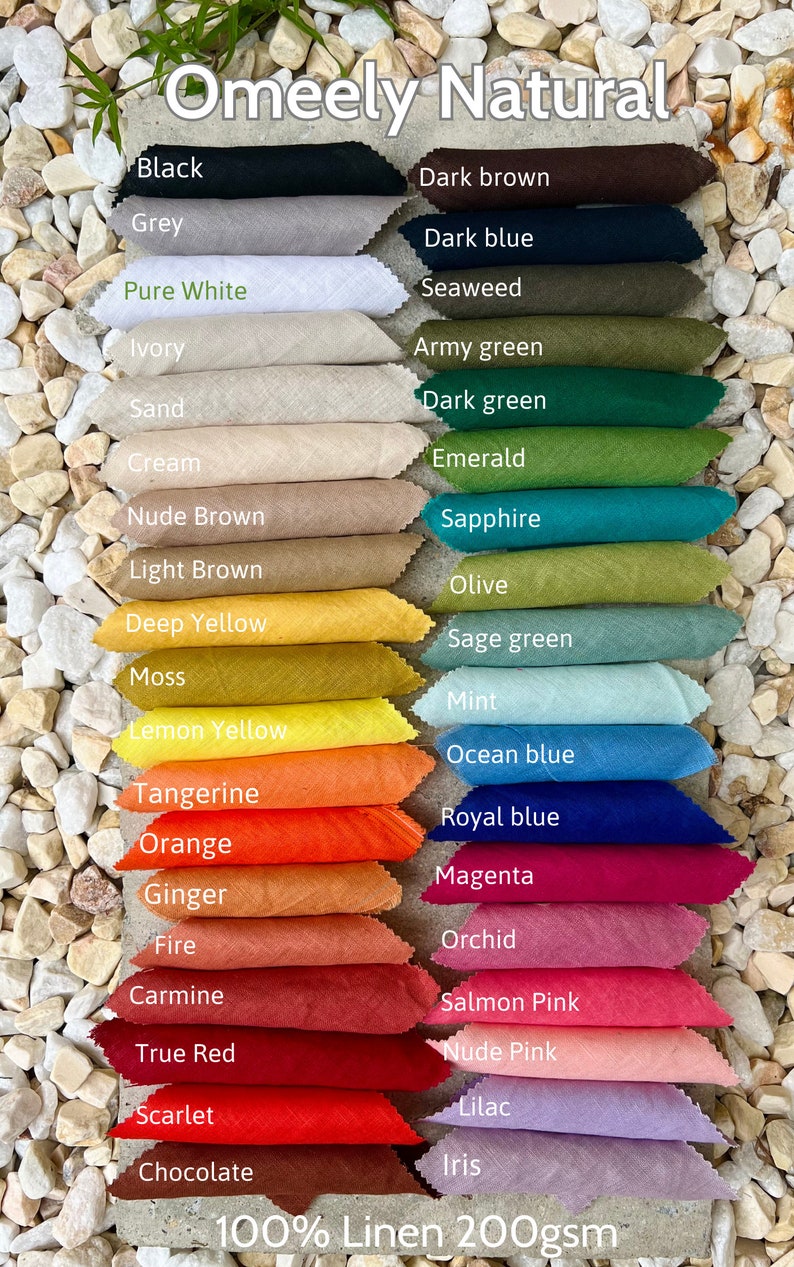 Op de afbeelding: Een kleurenkaart met het label Omeely Natural met 40 stroken van 100% linnen stof in verschillende tinten, waaronder zwart, grijs, wit, ivoor, zand, cr&egrave;me, bruin, geel, oranje, rood, blauw, groen, roze en paars met 200gsm tekst.