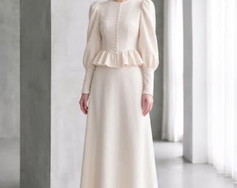 Completo due pezzi in crêpe color crema con top a balze e peplo, gonna lunga a maniche a sbuffo, abito da sposa civile, coordinato per addio al nubilato, regalo personalizzato