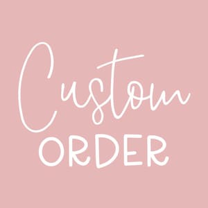 Pode incluir: Gráfico digital com as palavras "Custom Order" em escrita branca e letras de bloco sobre um fundo rosa suave. O texto está centrado, criando um design limpo e simples.