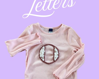 Suéter con letras bordadas