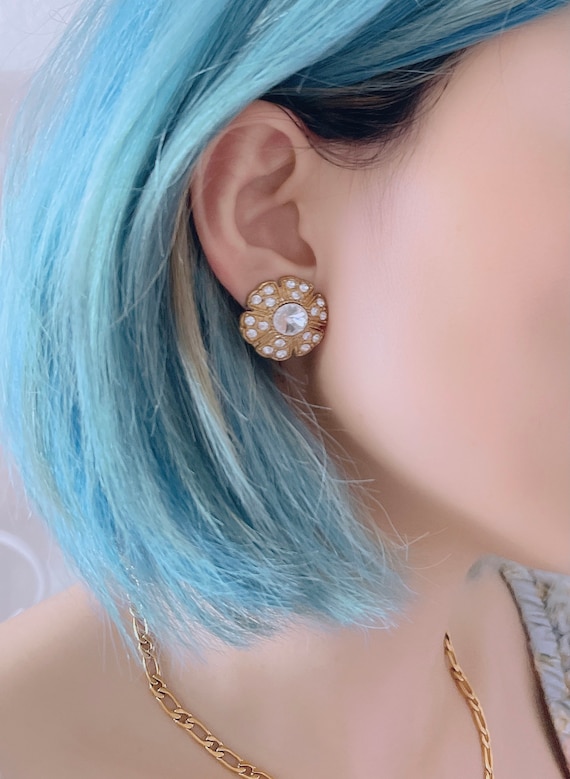 Antique clip-on style earring, in 1980s, flower sh