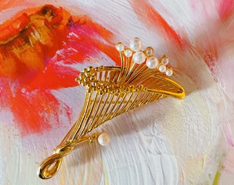 Antique Japanese imitation pearl brooch in the 1980s gold coat corsage