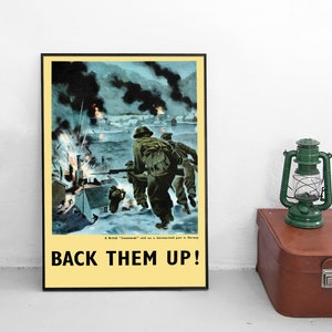 Pode incluir: Um cartaz de propaganda da Segunda Guerra Mundial vintage com uma ilustração em preto e branco de soldados em uma paisagem nevada. O cartaz tem um fundo amarelo com o texto "BACK THEM UP!" em letras pretas em negrito.