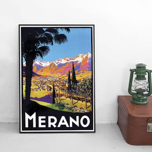 Könnte beinhalten: Vintage Reiseposter mit einer malerischen Aussicht auf Meran, Italien. Das Poster zeigt ein grünes Tal mit schneebedeckten Bergen im Hintergrund, eine Palme im Vordergrund und den Text "Merano" in weißen Buchstaben.