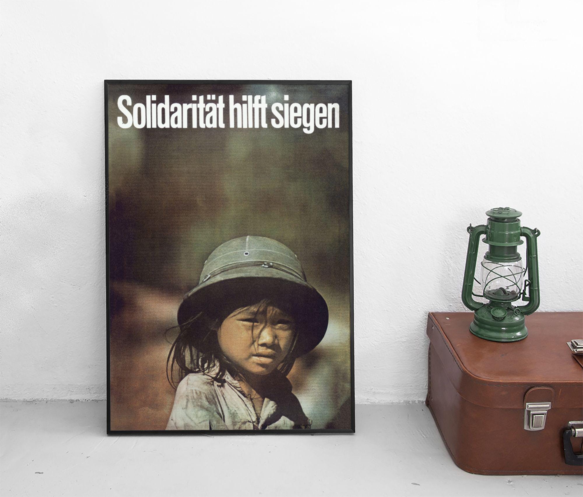 Ostdeutschland: Poster in Solidarity with Vietnam "Solidarnode hilft Sieg" GDR DDR Print vintage Wanddruck Ho Chi Minh Vietnam warm