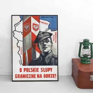 Może przedstawiać: Wizerunek propagandowy z czasów II wojny światowej przedstawiający żołnierza w mundurze stojącego przed mapą Polski. Plakat jest w kolorze czarnym, białym, czerwonym i niebieskim i zawiera napis "O Polskie Słupy Graniczne Na Odrze!" co oznacza "Za Polskie Słupy Graniczne Na Odrze!"