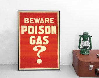 Op de afbeelding: Een rechthoekige ingelijste poster met een rode achtergrond en een dunne rand. De tekst BEWARE POISON GAS is gedrukt in grote, vette, crèmekleurige hoofdletters, gevolgd door een groot crèmekleurig vraagteken in het midden onderaan.