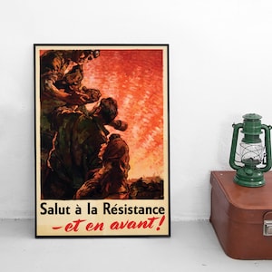 Può includere: Un manifesto di propaganda della seconda guerra mondiale d'epoca con uno sfondo rosso, arancione e giallo. Il manifesto presenta tre persone in silhouette, con il testo "Salut à la Résistance - et en avant!" in basso.