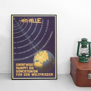 Può includere: Un manifesto di propaganda vintage con sfondo blu e un globo al centro. Il globo è circondato da raggi di luce gialli. Il manifesto presenta il testo "AN ALLE" e "UNENTWEGT KÄMPFT DIE SOWJETUNION FÜR DEN WELTFRIEDEN".