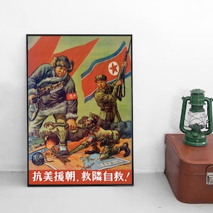 Puede incluir: Un cartel de propaganda vintage con una bandera roja y azul en el fondo. Un hombre con un gorro y abrigo de piel está de pie sobre un mapa, sosteniendo un rifle. El texto en el cartel dice "抗美援朝. 救民族自救!" que se traduce como "Resistir a Estados Unidos, ayudar a Corea. Salvar la nación, salvarse a sí mismo!"