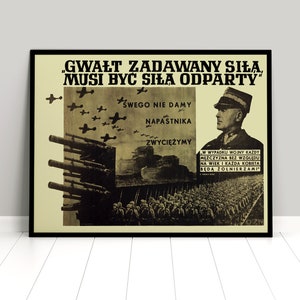 Könnte beinhalten: Ein Schwarzweiß-Plakat mit einer kühnen Botschaft in Polnisch: "GWAŁT ZADAWANY SIŁA, MUSI BYĆ SIŁA ODPARTY". Das Plakat zeigt eine militärische Szene mit Soldaten und Flugzeugen sowie ein Zitat über Widerstand.