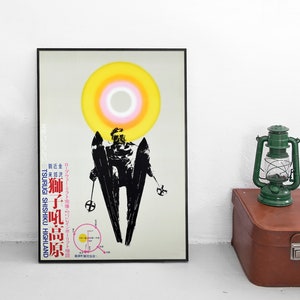 Puede incluir: Un póster de esquí vintage con una silueta negra de un esquiador sobre un círculo amarillo, rosa y blanco. El póster presenta texto japonés que dice "Tsurugi Shishiku Highland" y "Teleférico & Estación de esquí".