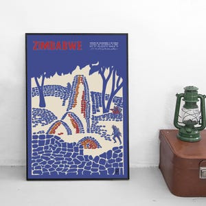 Può includere: Un poster incorniciato con la parola "ZIMBABWE" in rosso su sfondo blu. Il poster presenta un'illustrazione di un paesaggio con elementi blu, beige e rossi. Una lanterna verde è appoggiata su una valigia marrone.