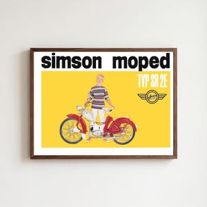 Op de afbeelding: Een ingelijste poster met een rode Simson bromfiets, model Typ SR 2E, op een gele achtergrond. Een persoon in een gestreept shirt en witte broek staat achter de bromfiets. De tekst luidt simson moped en TYP SR 2E met een rond logo.