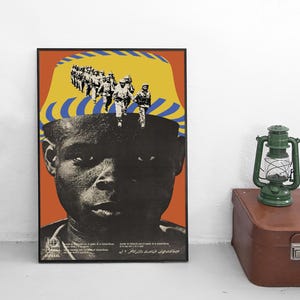 Pode incluir: Um cartaz retangular apresentando um retrato em preto e branco de alto contraste de uma pessoa com um gráfico de chapéu de pescador com padrões amarelos e azuis sobreposto na cabeça. Uma linha de soldados é retratada no chapéu. Texto aparece na parte inferior.