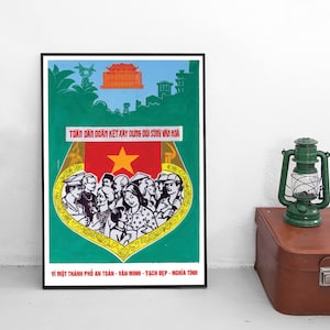 Cartel de propaganda de la guerra de Vietnam: "Estamos construyendo una ciudad segura, civilizada, limpia y hermosa". Impresión del Viet Cong de Ho Chi Minh, Vietnam del Norte.