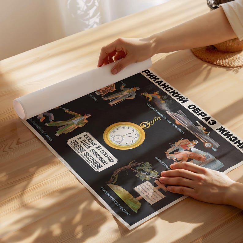 Może przedstawiać: Czarno-biały plakat z tekstem "РИКАНСКИЙ ОБРАЗ ЖИЗН" w języku cyrylicy. Plakat przedstawia r&oacute;żne sceny z amerykańskiego życia, w tym samoch&oacute;d, mężczyznę w garniturze i zegar. Tekst "КАЖДЫЕ 21 СЕКУНДУ В США ПРОИСХОДИТ СЕРЬЕЗНОЕ ПРЕСТУПЛЕНИЕ" jest r&oacute;wnież widoczny na plakacie.