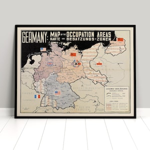 Puede incluir: Un mapa vintage enmarcado de Alemania, titulado "Mapa de las áreas de ocupación" en inglés y alemán. El mapa presenta varias zonas de colores y banderas, incluyendo las banderas estadounidense, británica, francesa y soviética.