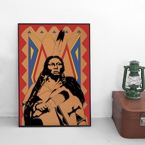 Puede incluir: Impresión artística enmarcada que presenta una figura nativa americana en una ilustración estilizada. La obra de arte utiliza una paleta de rojo, beige, azul y negro. La figura se representa con un tocado de plumas y vestimenta tradicional.