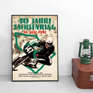 Poster DDR "40 Jahre Sachsenring. Großer Preis der DDR" Weltmeisterschaftslauf für Motorräder Ostdeutschland Deutschland Plakat Vintage