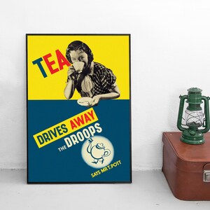 Op de afbeelding: Een rechthoekige poster in een zwarte lijst met een gele bovenhelft en een blauwe onderhelft. Het toont een zwart-witafbeelding van een persoon die uit een kopje drinkt, met de tekst TEA, DRIVES AWAY THE DROOPS en SAYS MR T.POTT.