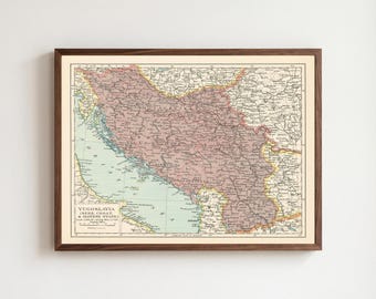 Könnte beinhalten: Eine gerahmte historische Landkarte von Jugoslawien, dem Staat der Serben, Kroaten und Slowenen, mit einer gedeckten Farbpalette, einer malvenfarbenen Zentralregion, hellgrünen Küstengebieten und detaillierten schwarzen Textbeschriftungen.