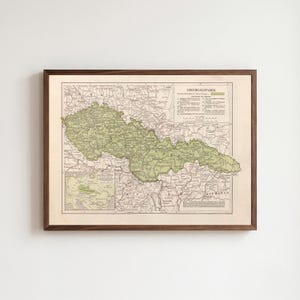 Op de afbeelding: Een ingelijste historische kaart van Tsjecho-Slowakije met een lichtgroen gemarkeerde regio op een beige achtergrond met gedetailleerde zwarte tekst, geografische lijnen en een kleine inzetkaart van Centraal-Europa linksonder.