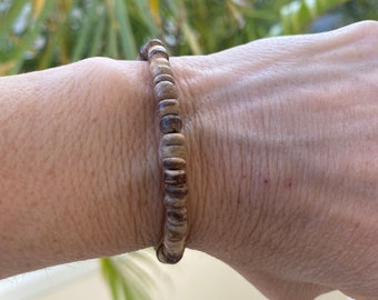 Natuurlijk hout Lichtbruine armband of enkelband, kokosnootschelp met strandoceaan kralen, bruin etnisch, stapelstretch