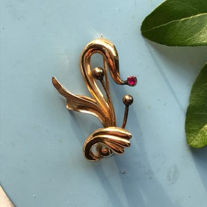 Vintage brosch i fjäderstil från mitten av århundradet, hattnål, rullad guldfärgad imitationrubinbrosch, brosch med blomblad i roséguld från 1950-talet