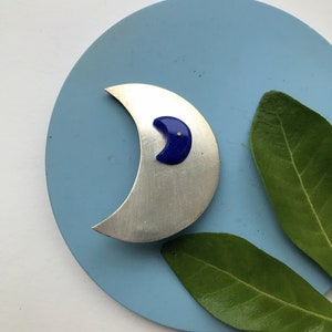 Designer Silber Halbmond Statement Brosche, Mond Pin Designer Handgemachter Schmuck, Schimmernder Mond Schmuck, Zeitgenössische Kunst Schmuck
