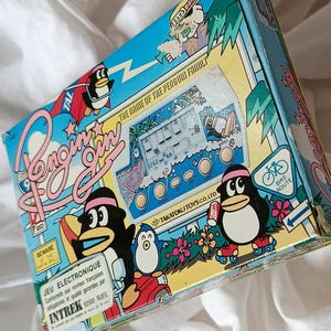 TAKATOKU TOYS, "Pengin Gin", jeu de cartes LCD, jeu portable, jeu portable rétro, importation japonaise, style jeu et montre, Intrek import
