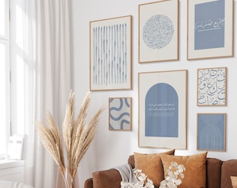 Könnte beinhalten: Eine Sammlung gerahmter Wandkunst mit abstrakten Designs in Blau und Beige sowie Kalligraphie. Die Kunstwerke sind über einem braunen Sofa mit orangefarbenen Kissen ausgestellt. Eine große Vase mit getrocknetem Pampasgras und ein weißer Couchtisch vervollständigen die Einrichtung.