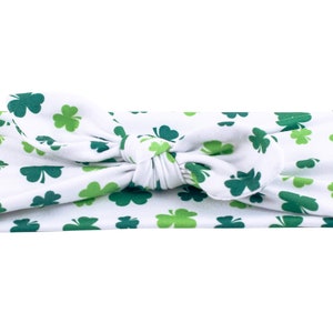 Diadema de trébol, lazo de pelo verde y blanco, arco de bebé de trébol, niña de día de san patricio, arco de día de san patricio, envoltura de cabeza