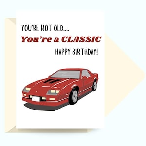 Vous n'êtes pas vieux… Vous êtes un classique ! Carte de joyeux anniversaire - Cartes d'anniversaire amusantes. Voitures classiques. Papa plaisante. Servante et possibilité de personnaliser.