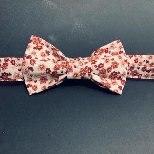 Autumnal white bow tie