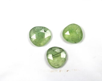 Piedra preciosa de prehnita rutilada verde: cabujón de corte rosa